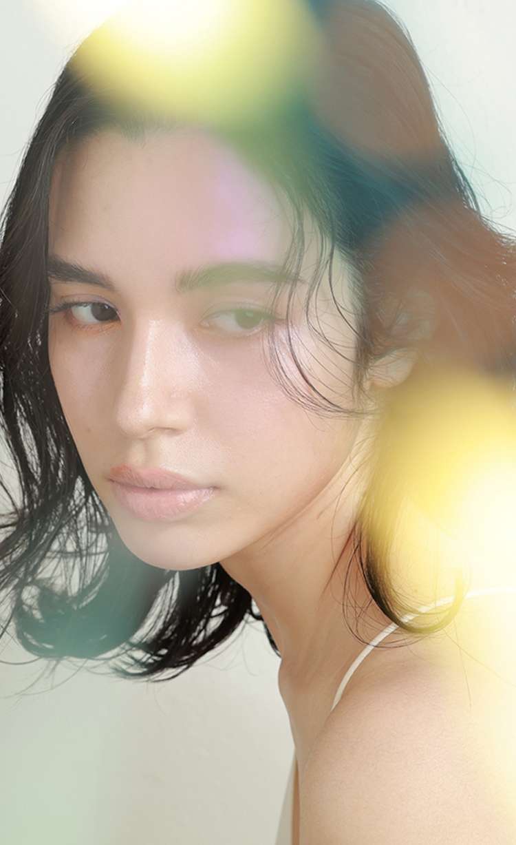 女性が葉を持って歩く様子 