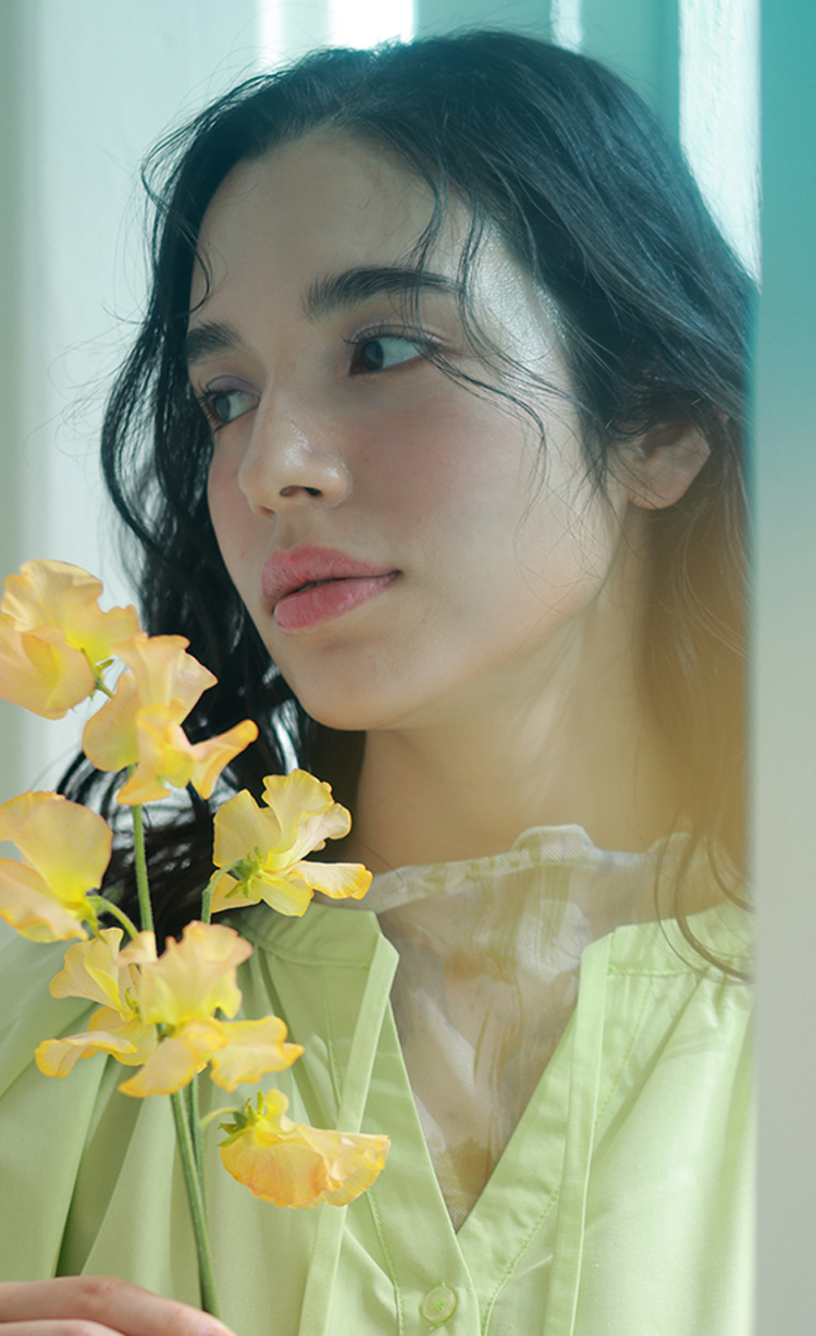 女性が手を組んでいる様子 